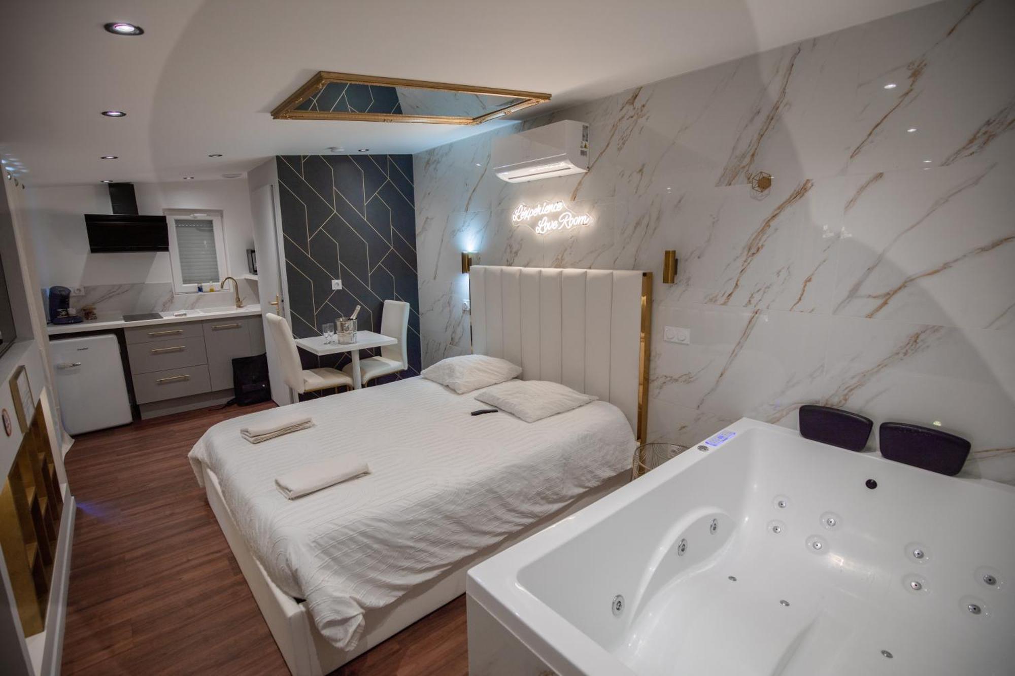 L'Experience Love Room Saint-Jean-Bonnefonds Extérieur photo